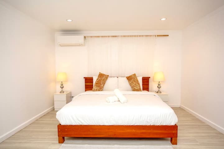 ที่พักผ่อนสไตล์ดีไซเนอร์พร้อมหัวเตียงหรูหราและผนังตกแต่ง