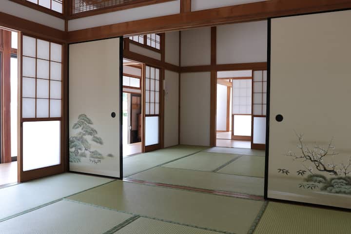 Ett pittoreskt tvårumsrum i japansk stil med vacker harmonisk fusuma-e och shoji