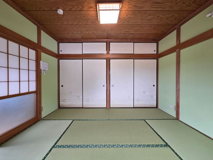 Du kan koppla av på en futon och uppleva en vistelse i japansk stil
