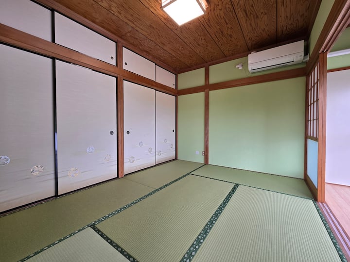 Ett autentiskt rum i japansk stil med en svag doft av tatamimattor