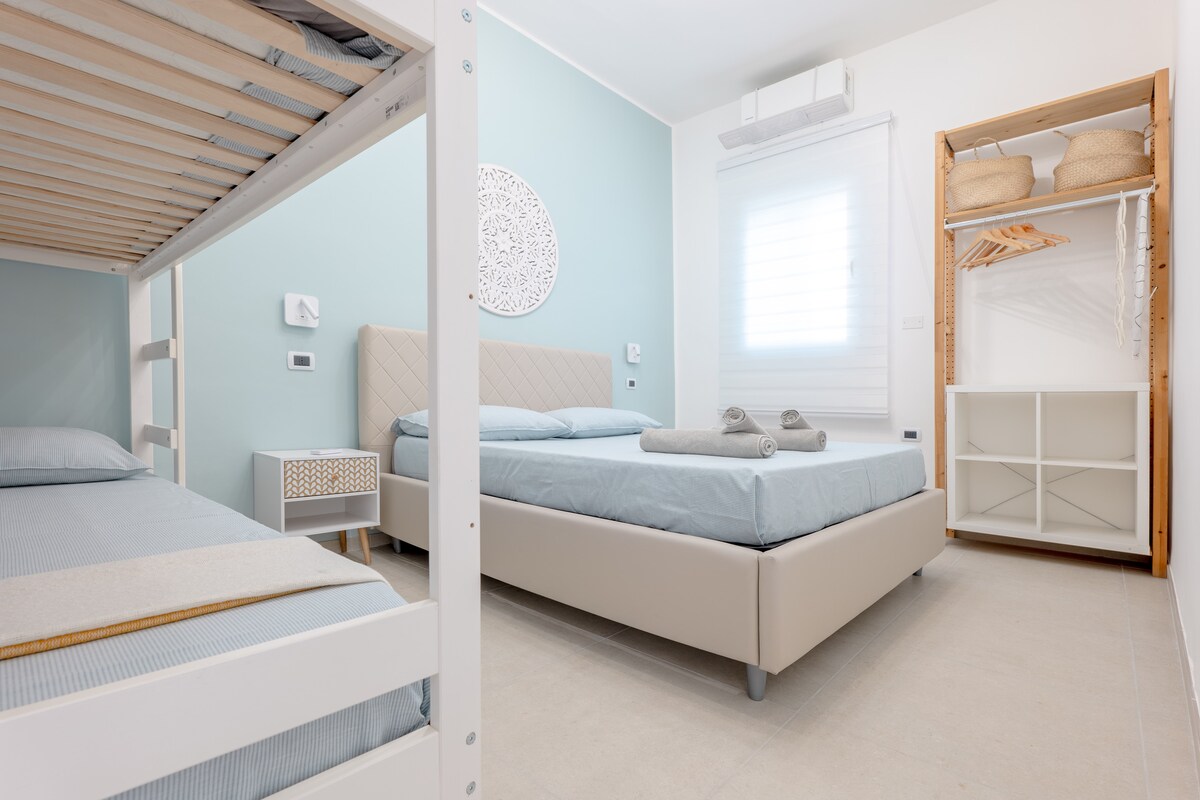 Საძინებელი მაქსიმუმ 4 ადამიანისთვის 
Ორადგილიანი საწოლით და ორი ორსართულიანი საწოლით 2 მეტრამდე სიმაღლეზე