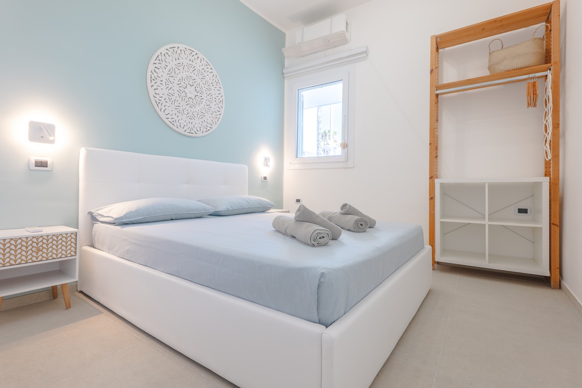 Ოთახში არის საწოლი ორმაგი საკითხავი განათებით უსბ კარების კონდიციონერი და ყველაფერი თქვენი დასვენებისთვის