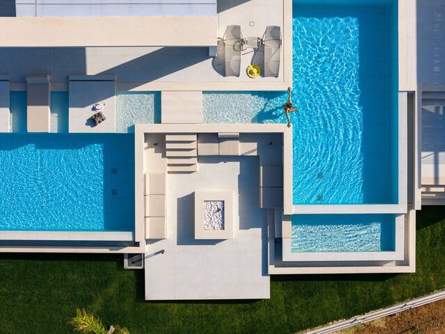 Modern Leisure with Daily Housekeeping & Sea Views gallery image 3