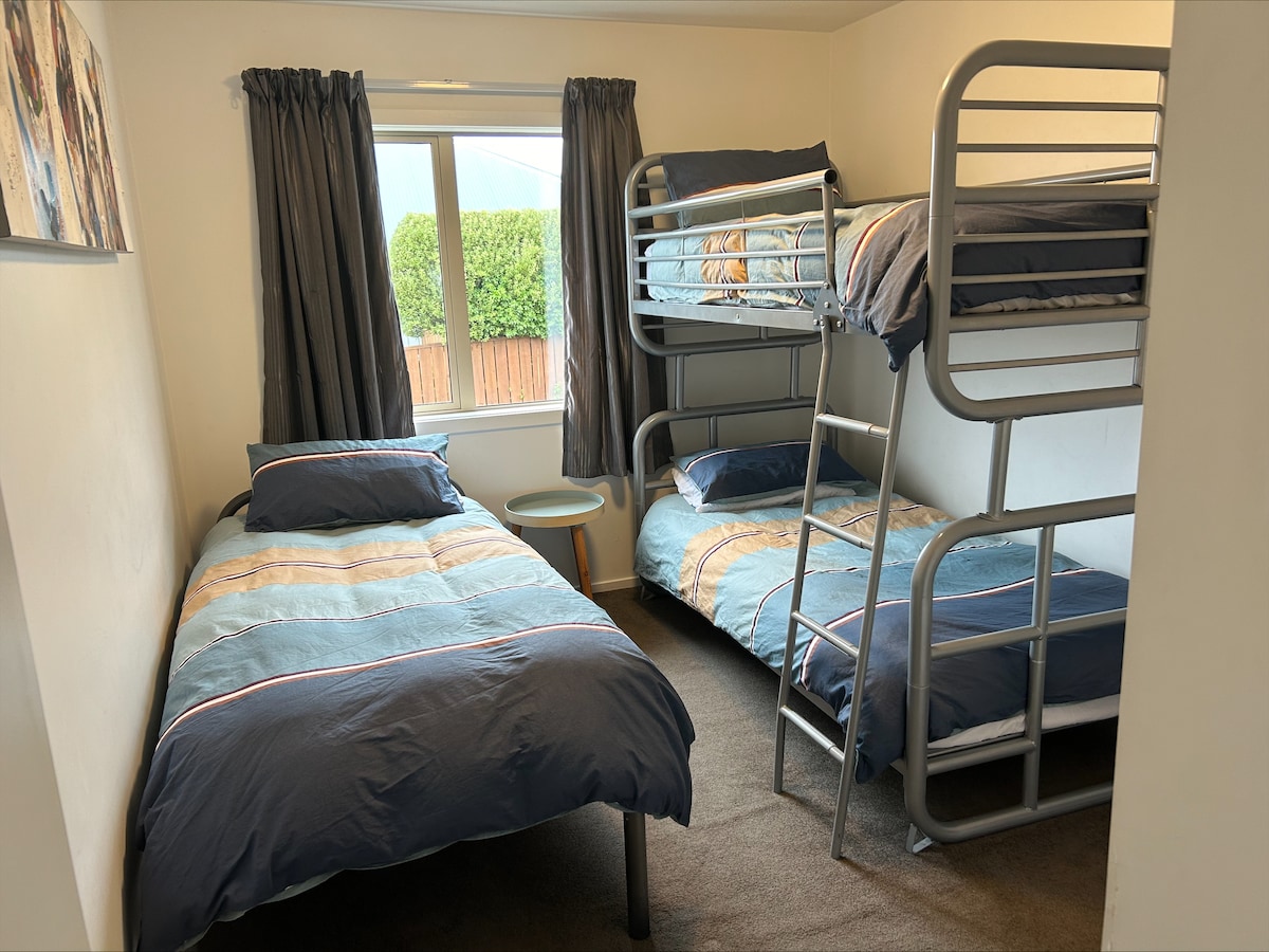 1 jednolôžko a 1 poschodová posteľ 