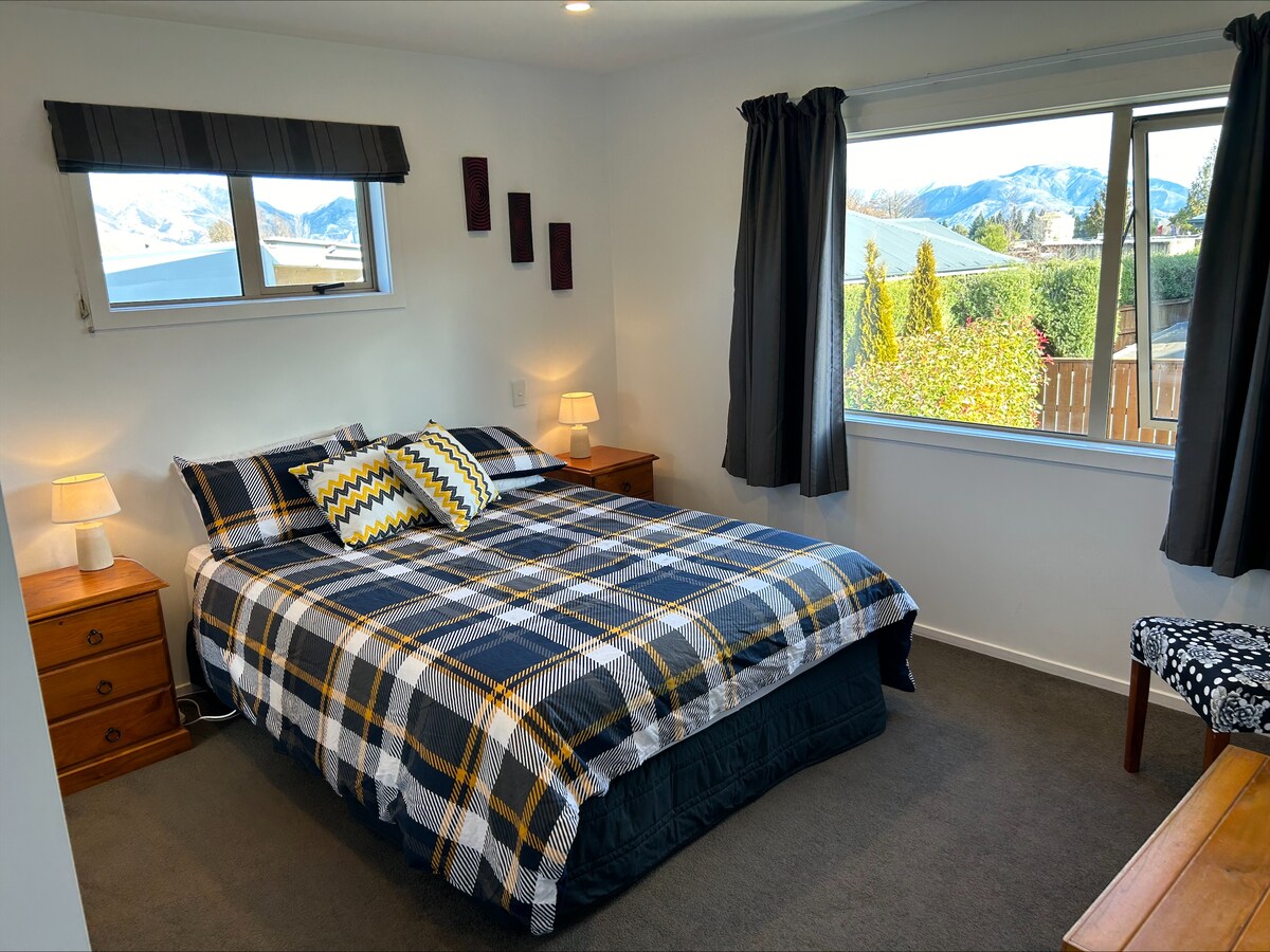 Menšia manželská posteľ 