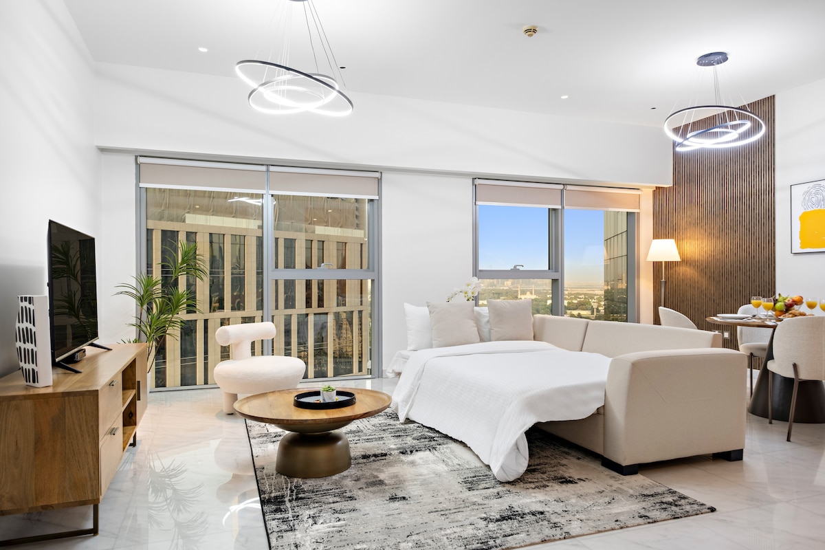 Retiro en la sala de estar: ¡espacio luminoso con vistas a la ciudad, decoración moderna y asientos acogedores para reuniones!