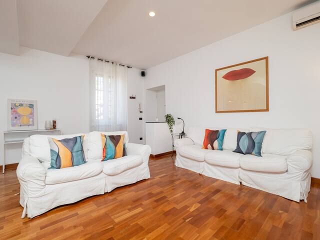 Keys Of Italy – XXV Aprile 9 / Dazzling 2 Room Apt gallery image 5