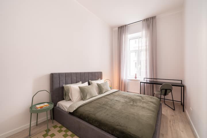 Prozori su okrenuti prema mirnom unutarnjem dvorištu. Nećete ni primijetiti da se nalazite u užurbanom centru grada!