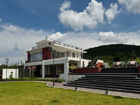2 BR Villa with Scenic Hill Views & Pool (1/2)