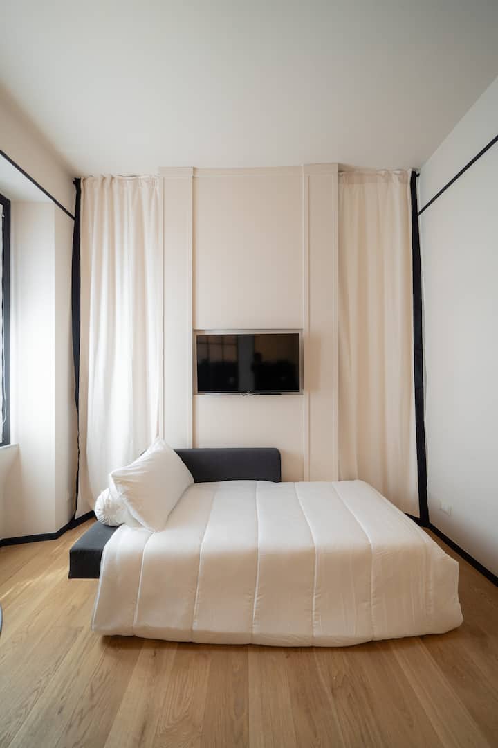 дневна соба со единечен кауч на спуштање и HD телевизор