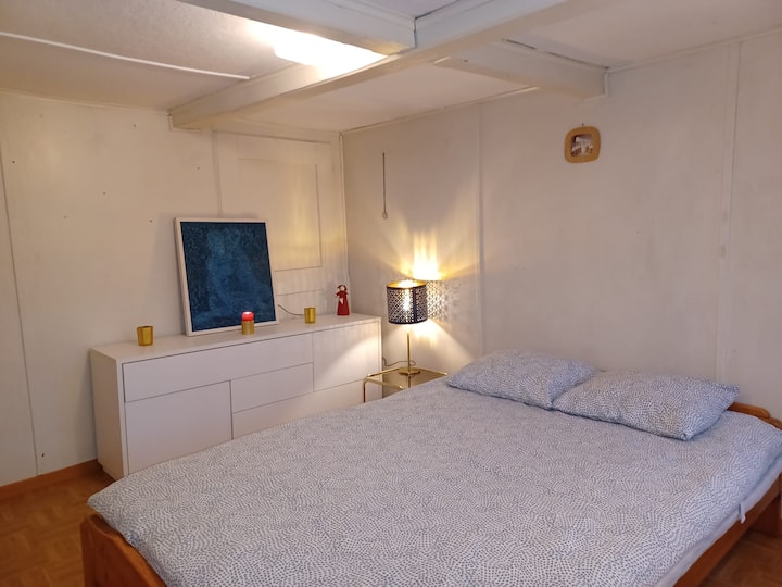 Dieses Zimmer verfügt über eine Raumhöhe knapp unter 1.8m unter den Balken.