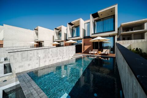 Elegant Townhouse with infinity pool and sea view