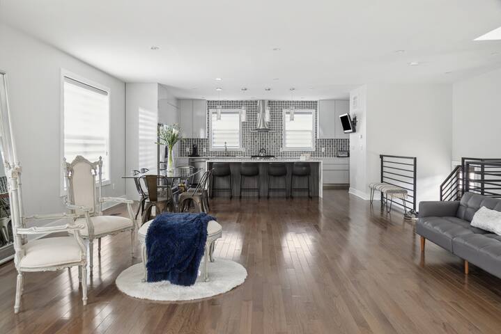 Modern District Living, Roof Oasis & Free Parking gallery image 5