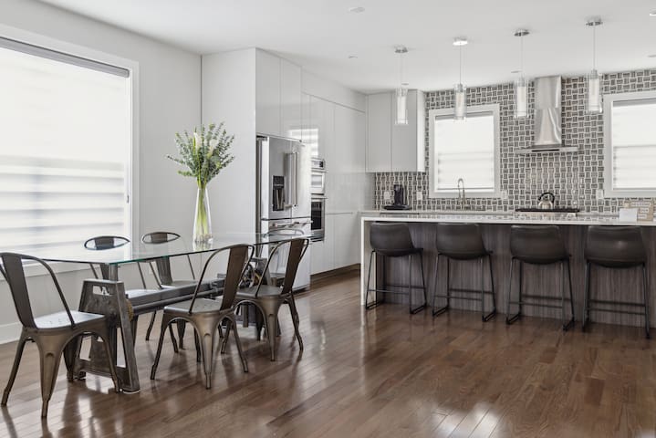 Modern District Living, Roof Oasis & Free Parking