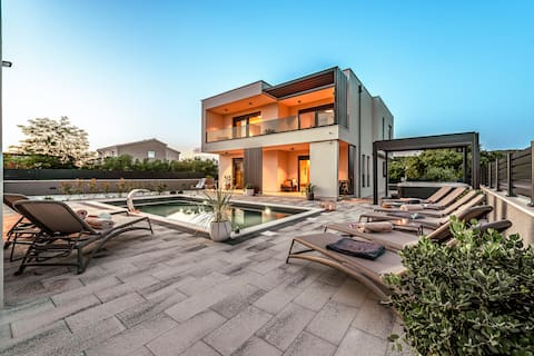 Luxury 4BR Villa: Heated Pool, Jacuzzi, Game room