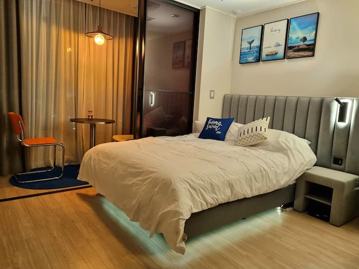 זהו חדר שינה Sky39 עם לילות וימים שונים.
האווירה שונה.
תוך התאמת התאורה העקיפה בהתאם לטעמם של אלה השוהים
ליהנות מצפייה בסרטים, להאזין למוזיקה, לקרוא, לנגן וכו '.