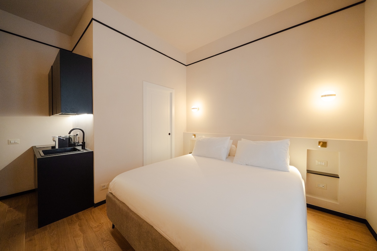 manželská posteľ veľkosti King a plne vybavená kuchyňa