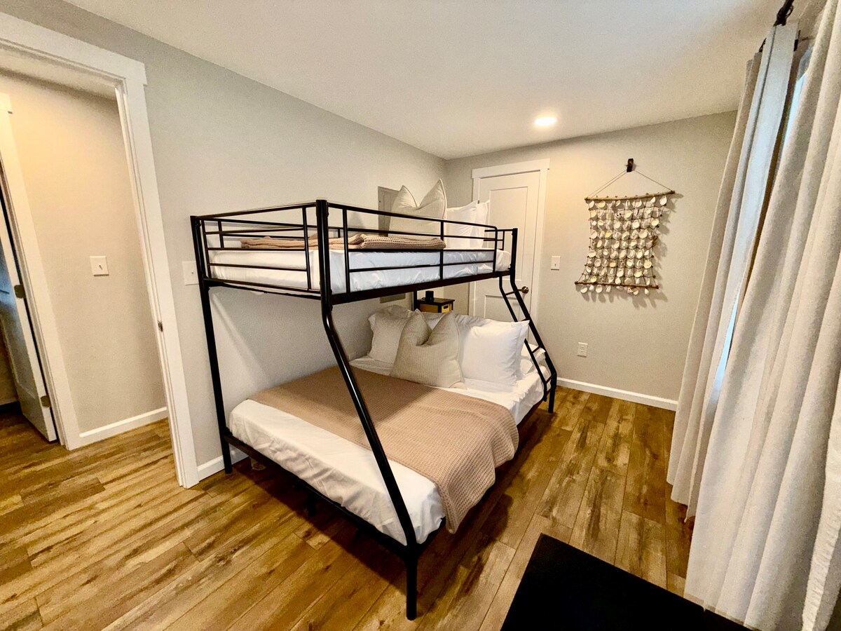 חדר שינה נעים ומסוגנן, עם מיטת קומותיים, מצעים רכים ואור טבעי - מושלם לילדים או לאורחים נוספים!