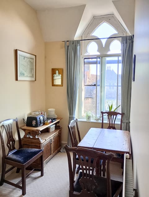 Top Airbnb: Raven's Dream four poster, Central Frome in Frome