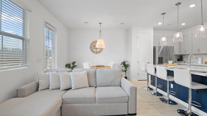 ห้องนั่งเล่นกว้างขวางและสว่างไสวที่ออกแบบมาเพื่อความสะดวกสบายและการเชื่อมต่อ เพลิดเพลินกับที่นั่งสบาย ๆ สมาร์ททีวีขนาดใหญ่ และการตกแต่งที่ทันสมัย ผังแบบเปิดโล่งไหลลื่นเข้ากับบ้าน ทำให้เหมาะสำหรับการพักผ่อนหลังจากไปเที่ยวสวนสาธารณะหรือดูหนังกับครอบครัว