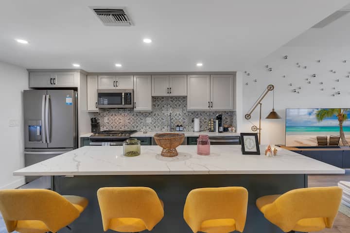 Downtown UA Oasis – Kitchen island