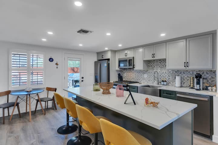 Downtown UA Oasis – Dining area