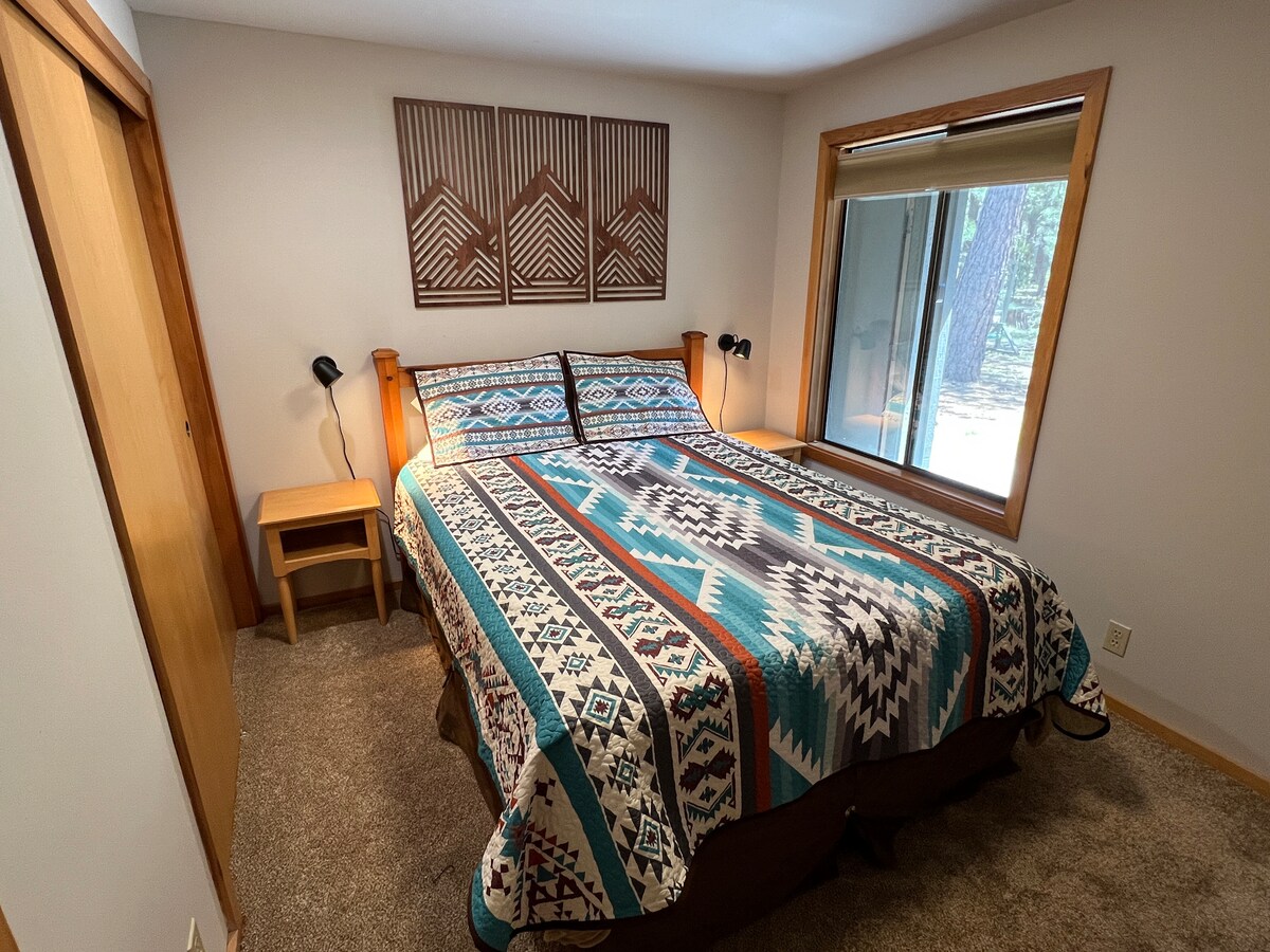 ห้องนอนควีนไซส์หน้าต่างมีร่มเงา “สีดำ”  