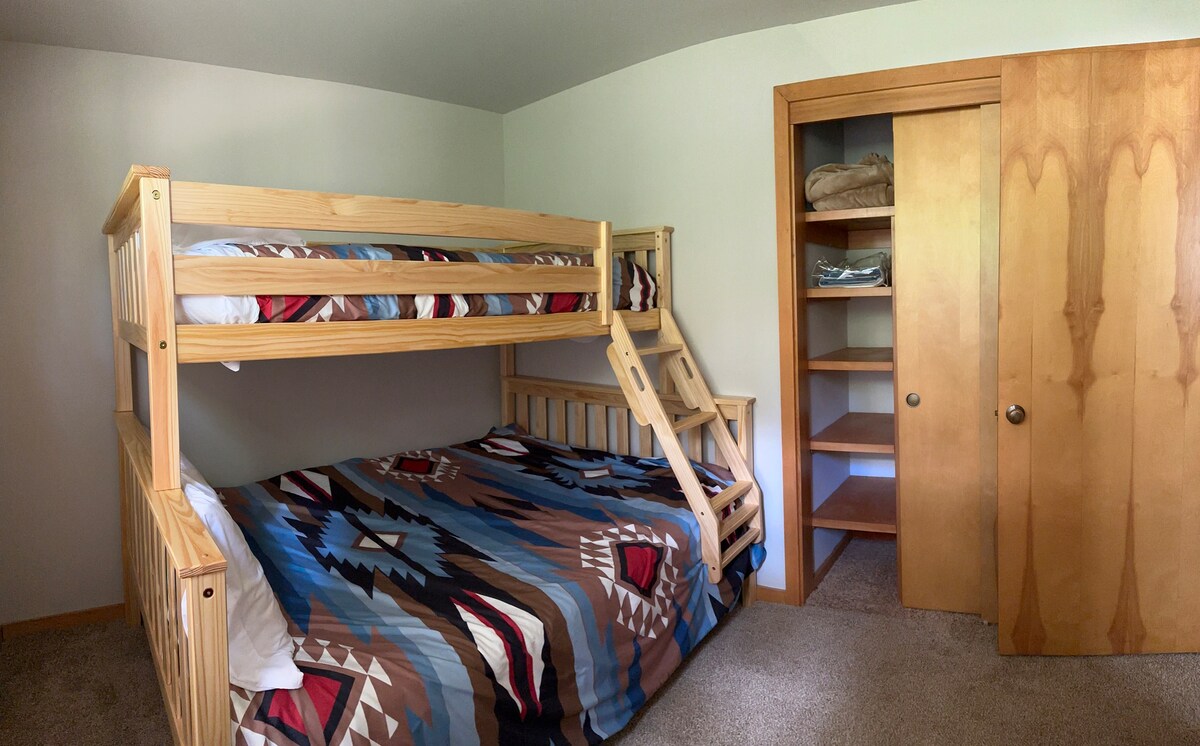 เตียงแฝดด้านบนมีบันไดถอดออกและเตียงเต็มรูปแบบด้านล่าง