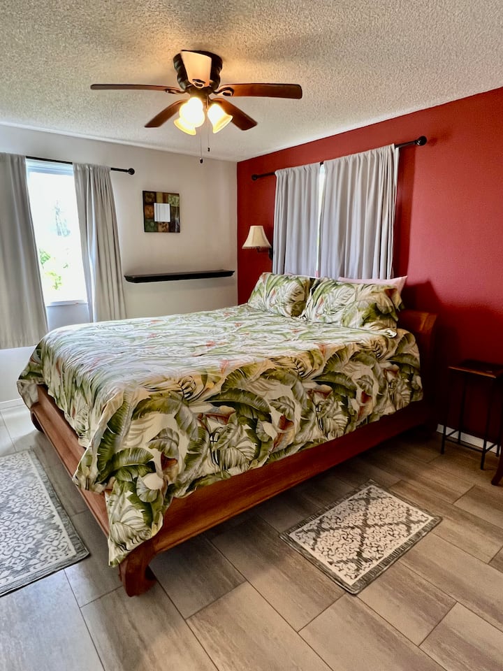 Cama tamaño king en la planta baja