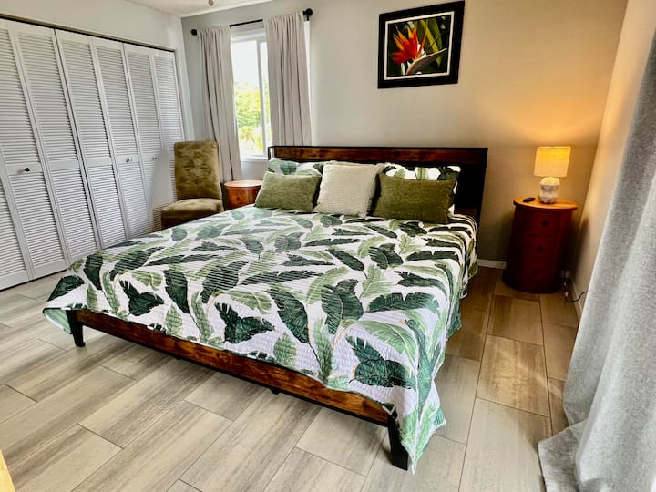 Cama tamaño king, baño adjunto y balcón con vista al mar. 