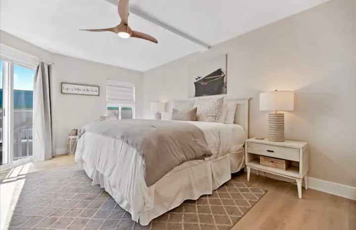 La cama tamaño king, el ventilador de techo, el televisor y las cortinas opacas son el lugar perfecto para descansar y relajarse. 