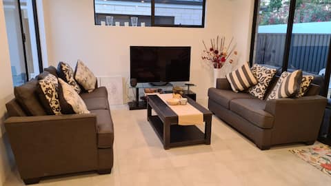 Stylish 4-Bedroom Home Near City & Optus Stadium