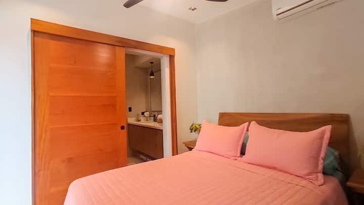 Ideal para grupos, esta habitación cuenta con una cama queen y un camarote. Acceso directo a la piscina significa que nunca estarás lejos de la diversión. Comparte un baño con la habitación 2, resolviendo problemas de espacio y privacidad.