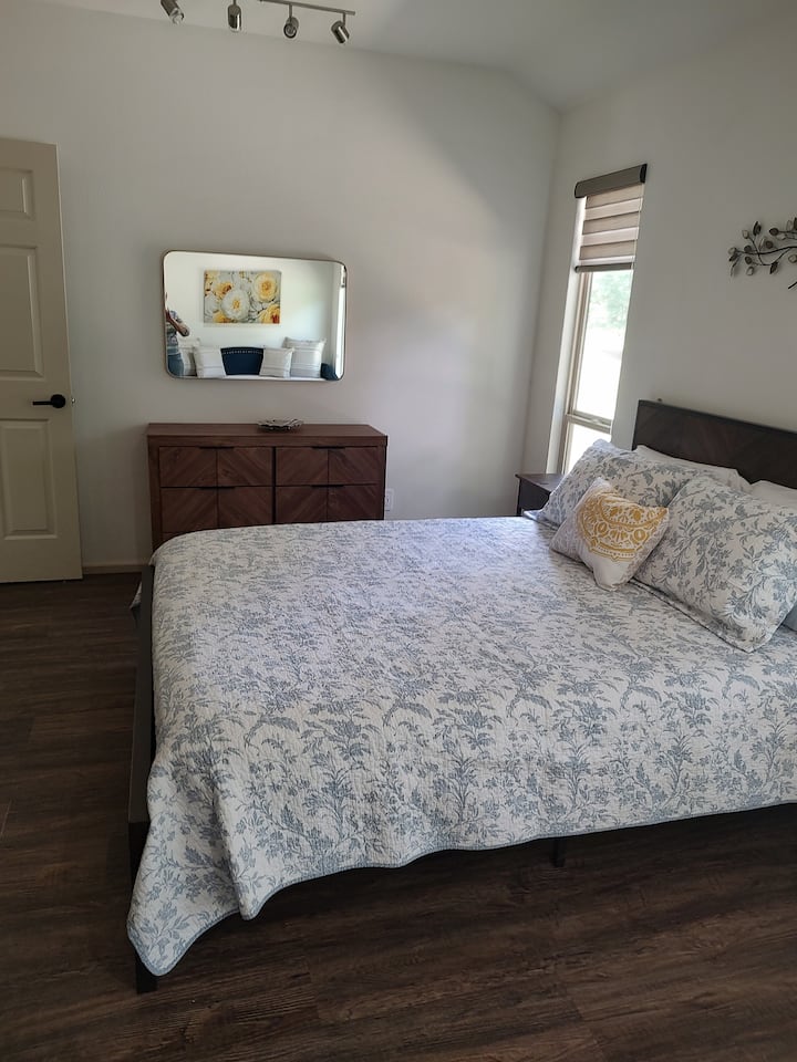 Spálňa 2 je priestranná izba s manželskou posteľou a komodou.  Má prístup do obývacieho priestoru a samostatný vchod do 2. kúpeľne.