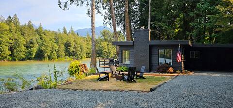 Skagit Riverhouse Retreat- Dogs welcome, Hot Tub