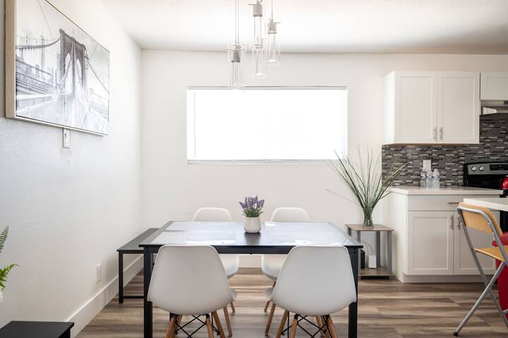 1mi Strip 5ROOMS Sleeps12 Starbucks gallery image 2