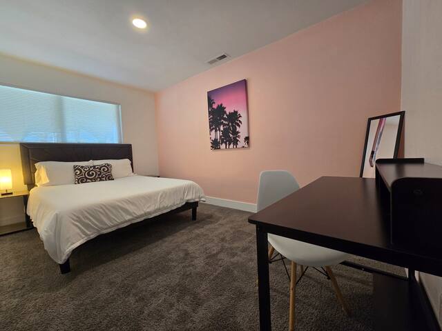 1mi Strip 5ROOMS Sleeps12 Starbucks gallery image 4