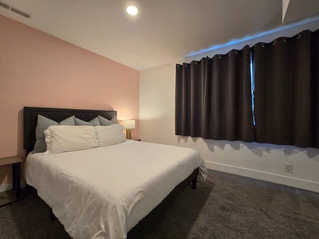 1mi Strip 5ROOMS Sleeps12 Starbucks gallery image 5