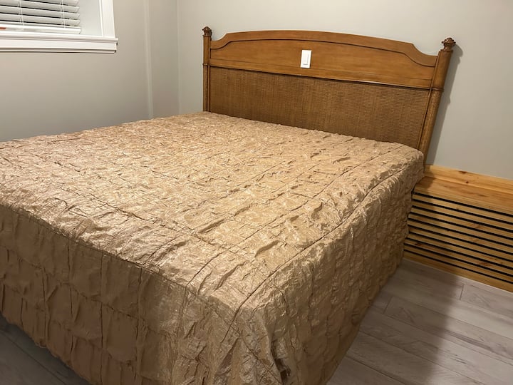  سرير بمقاس كينج/جهاز تحكم عن بعد للإضاءة/أرضيات فاخرة من الفينيل/ أربع وسائد/لحاف بحجم كينج/وبطانية/إضاءة إضافية مع شاحن