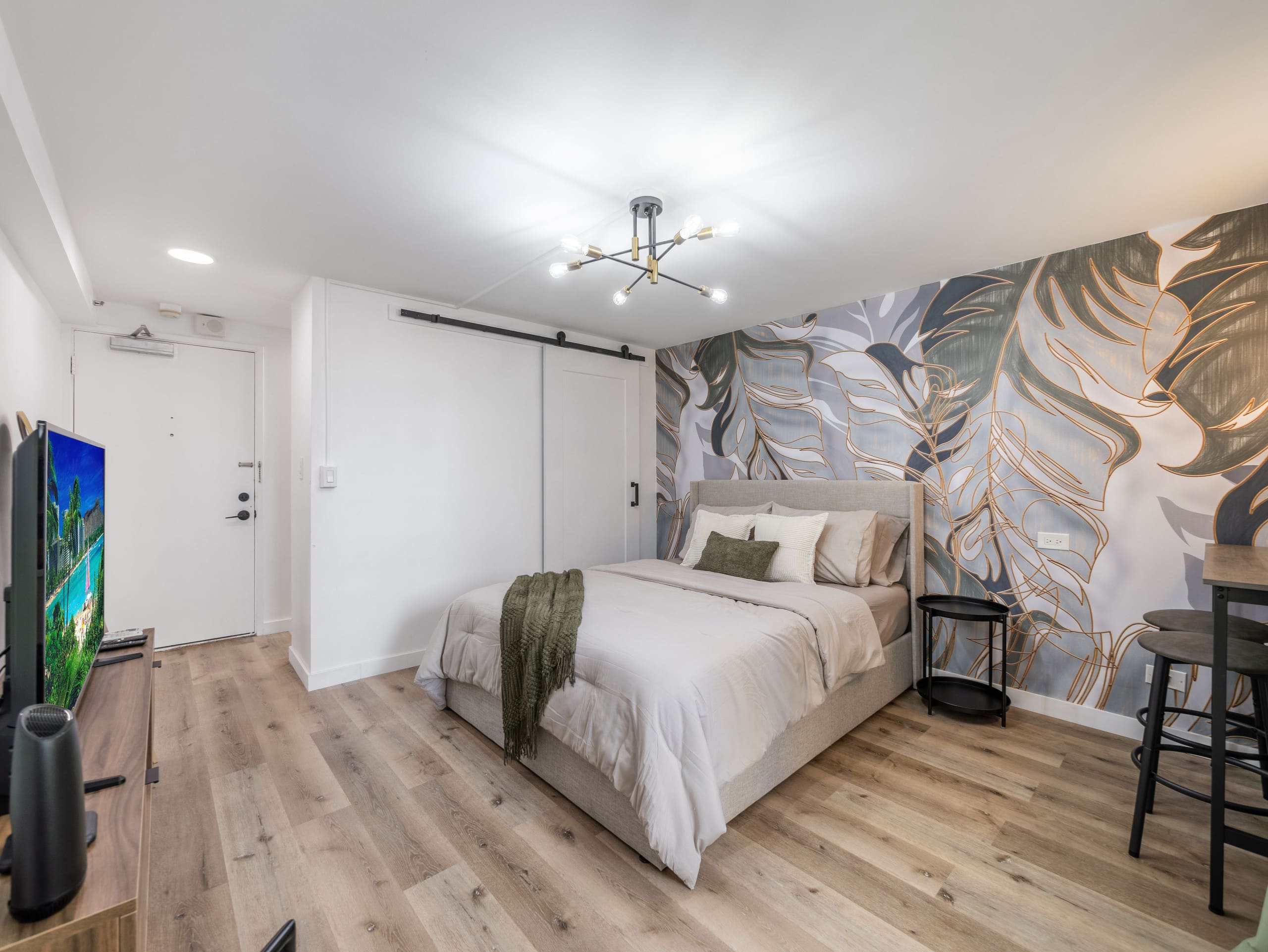Waikiki Gem! Renovated, Steps Away From The Beach! - Image 9