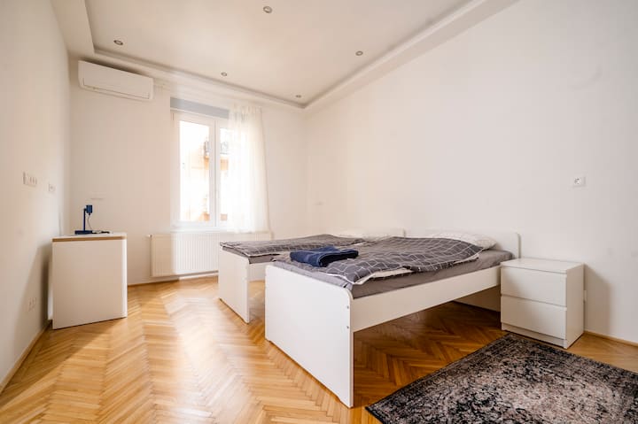 El dormitorio 2 tiene dos cómodas camas individuales, un escritorio y un gran armario para tu ropa. Por supuesto, también tiene calefacción y aire acondicionado.