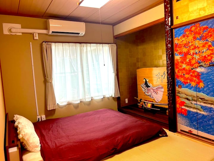 适合幼儿入住的日式客房。
榻榻米垫使用没有边缘的琉球榻榻米垫，采用现代日式房间设计。