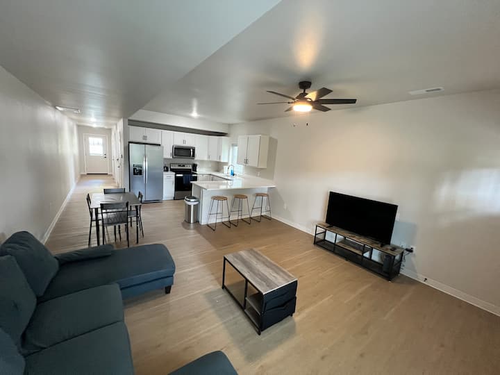 404 Spacious 3 Bed 2 Bath Townhouse - Iowa City, IA