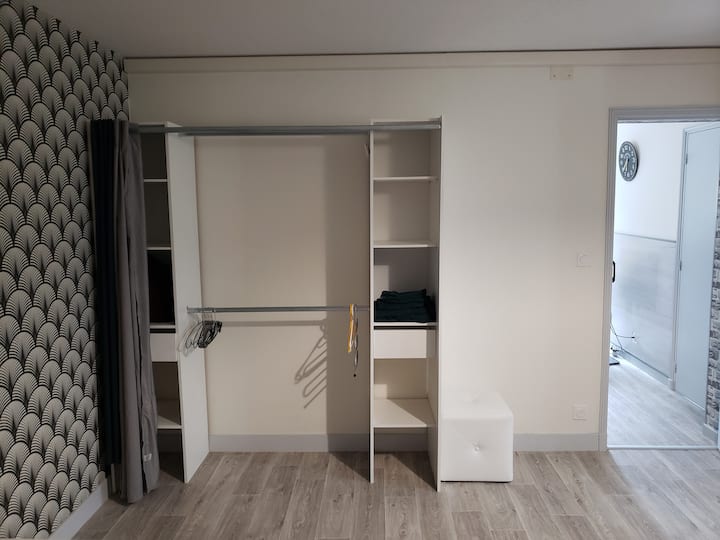 გარდერობი საკიდებით.
