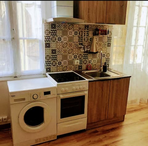 Popular Airbnb listing: Elegance & air-conditioned comfort – heart of Avignon in Avignon
