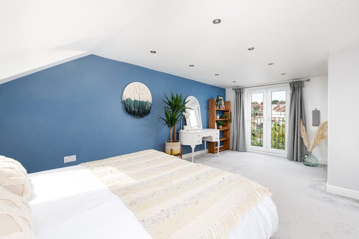 Charming Family Home with Stoves, Garden & Parking gallery image 3