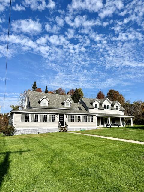 Green Acres Cabins - The Lake House!