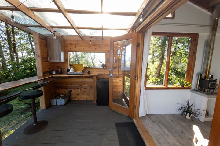 Bed In A Hut: Rustic & Ocean Front - Beach Access - Vancouver Island