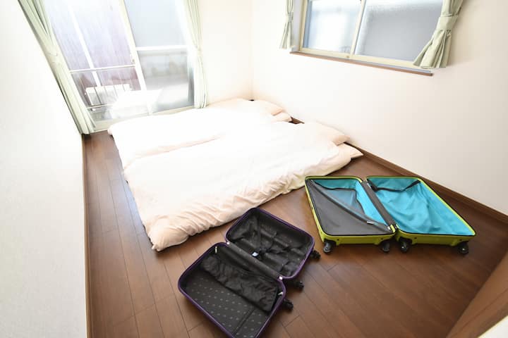 إنها غرفة تخزين في الطابق الأول، غرفة النوم.
عندما يكون هناك أكثر من 7 ضيوف، سنقوم بإعداد أرائك على الطراز الياباني.