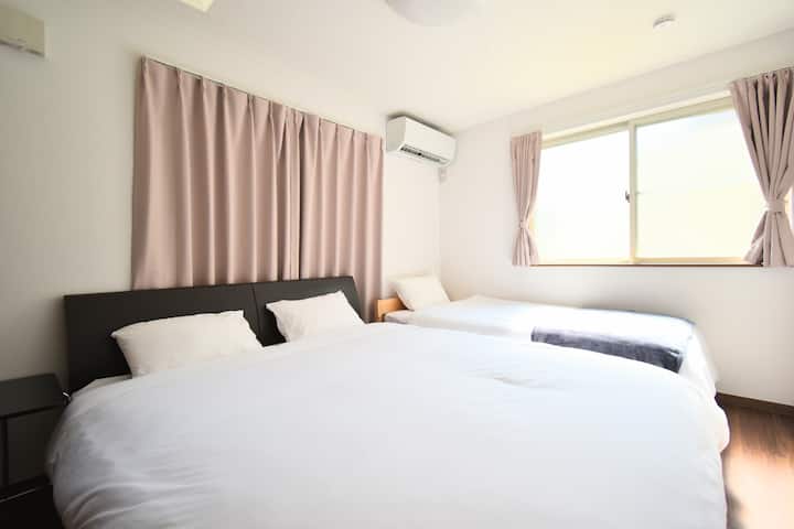 إنها غرفة النوم في الطابق الأول.
سرير كبير بحجم كوين وسرير فردي مريح.